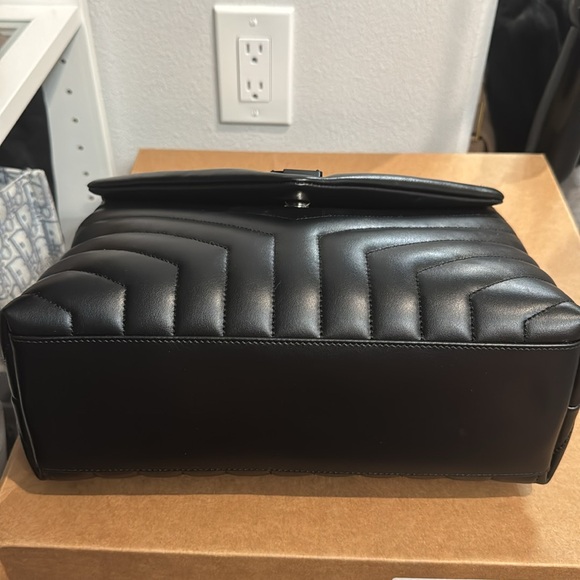 AUTHENTIC MEDIUM YSL LOULOU BAG
SO BLACK - Picture 4 of 12